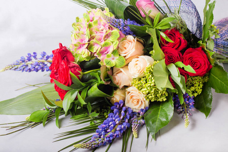 静物与五颜六色的鲜花.新鲜的玫瑰.文本的地方.花概念.新鲜的春花束.