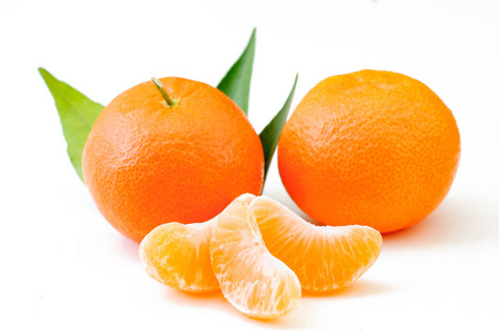 成熟的柑橘柑橘与叶子孤立橘普通话或