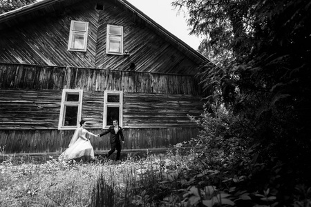 新娘和新郎的老木屋