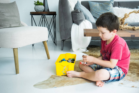 小男孩在家玩玩具积木照片