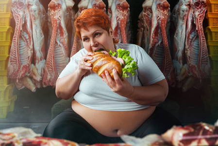 肥胖妇女吃大汉堡反对肉胴体, 超重概念