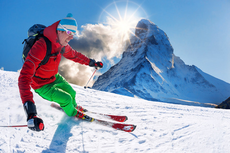 下坡滑雪对马特宏峰峰在瑞士的滑雪者