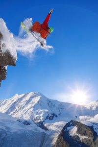 滑雪跳跃的反对蓝蓝的天空