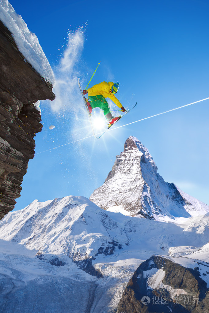 滑雪者反对在瑞士马特宏峰跳跃