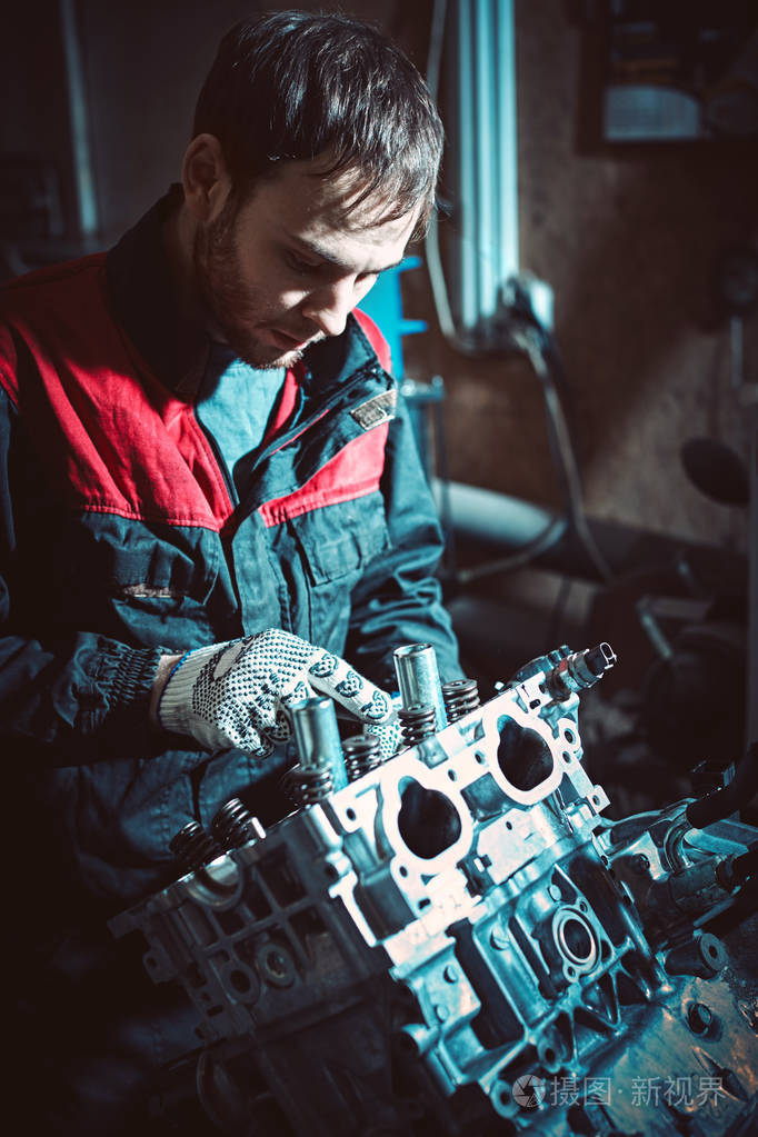 汽车修理工对敌方发动机的特写修理