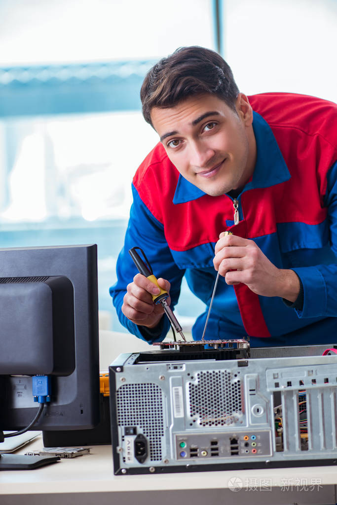 计算机技师在车间中修复破碎计算机