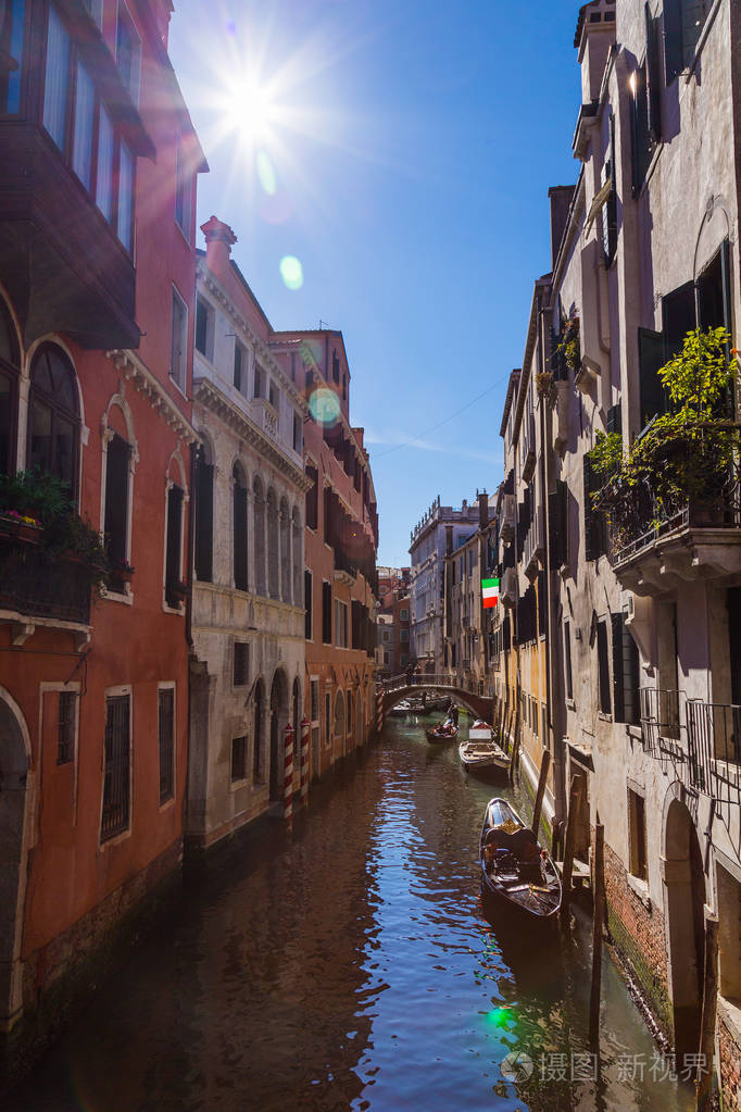 意大利威尼斯著名运河上传统船的美景