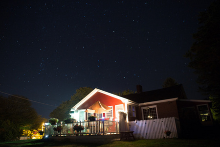 夜晚小木屋图片