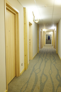 在一家酒店的走廊