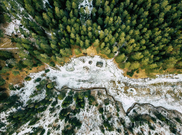 冬季森林的空中摄影