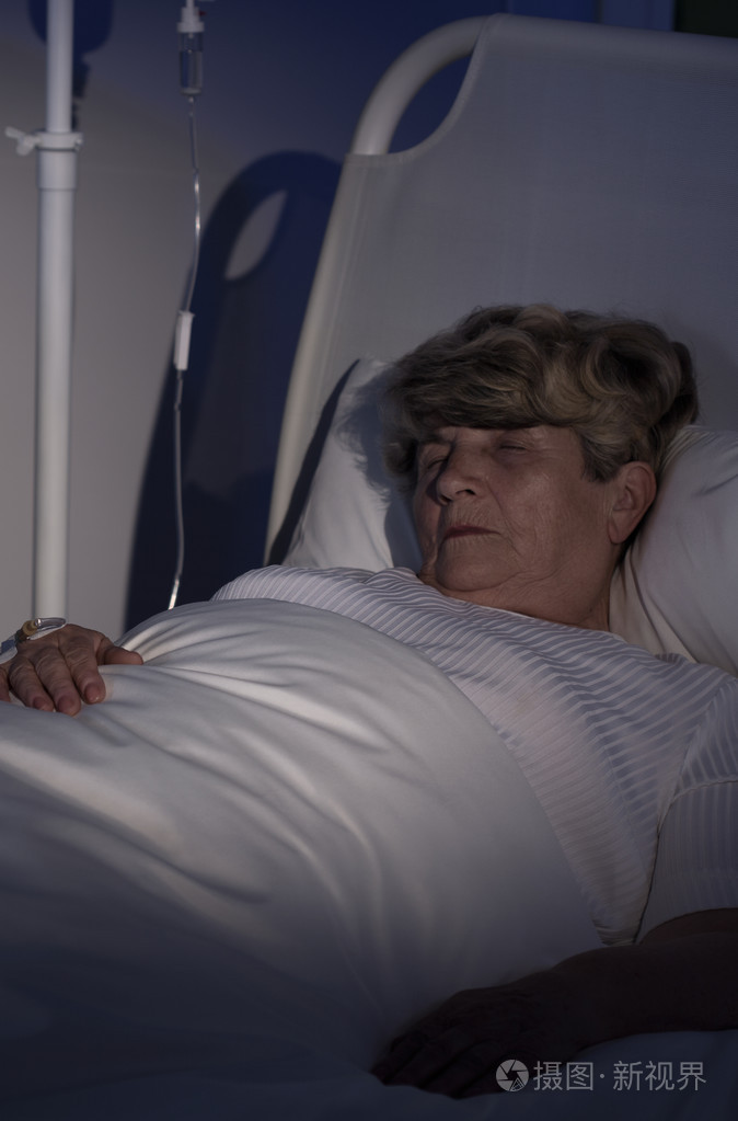 临终关怀的老年妇女