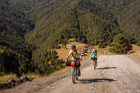 山地摩托在 Tusheti 的高地上旅行。