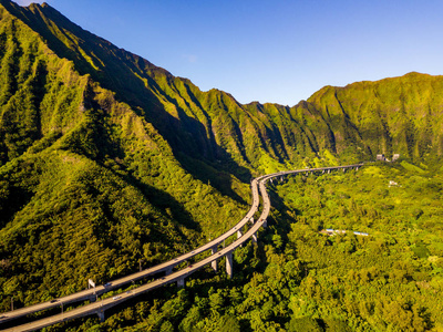 美丽的鸟瞰, 瓦胡岛的绿山景观由 omaluhia 植物园在卡内奥赫。有著名台阶的山到天堂或俳句台阶