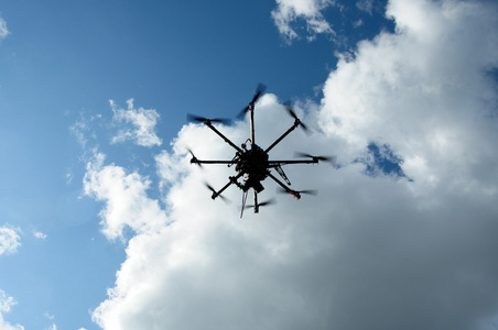 octocopter 无人机与数码相机在飞行中，用这张照片的色调