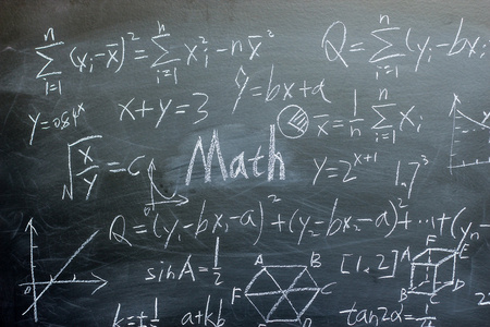 一些在黑板上的公式的数学文本