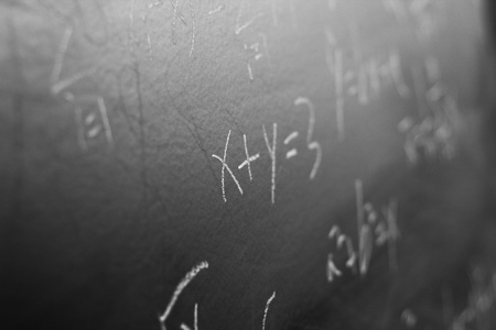 在黑板背景的数学公式
