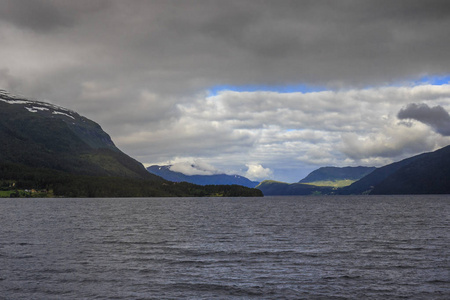 湖 Hornindalsvatnet，挪威