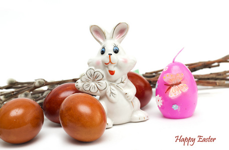 复活节快乐。兔子与复活节彩蛋和褪色柳。照片