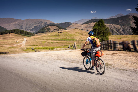 山地车手在 Tusheti 地区的高地旅行