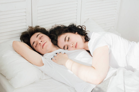 情侣相爱睡在床上拥抱