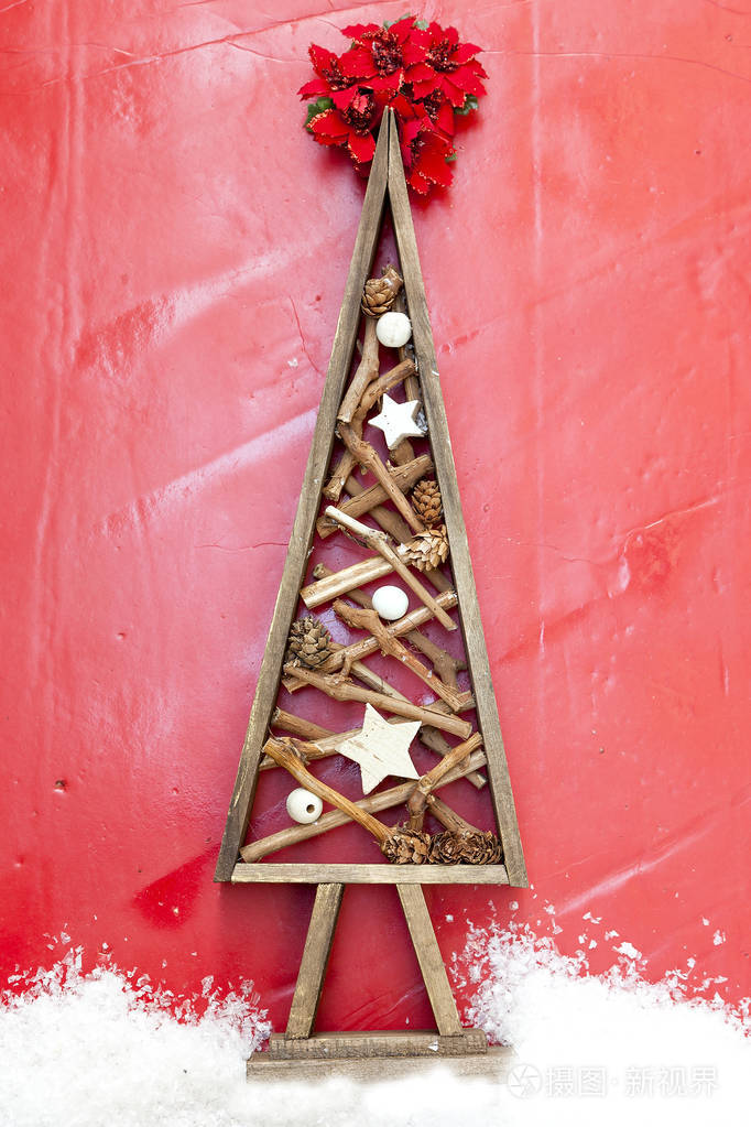 在红色背景木制 diy 圣诞树