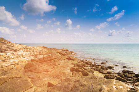 海岸地平线上的岩石海滩, 自然景观背景