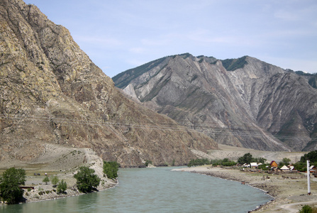 俄罗斯西伯利亚2012 年 6 月 10 日 山区河流卡吞，阿尔泰山，Russiasiberia，俄罗斯2012 年 6 