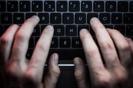 俄罗斯黑客黑客入侵服务器在黑暗的网站, 深网照片