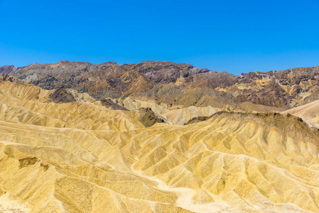 萨在美国加州死亡谷国家公园的彩色脊和沙子形成的观点