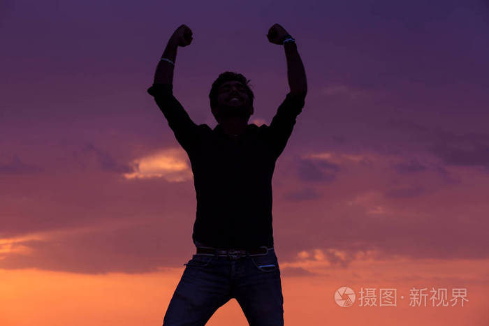 男性双臂高举庆祝成功