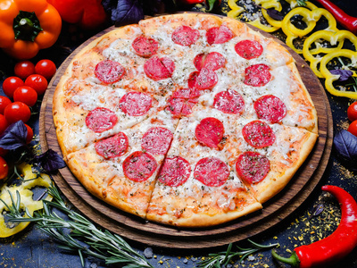 意大利传统食品比萨香肠图片