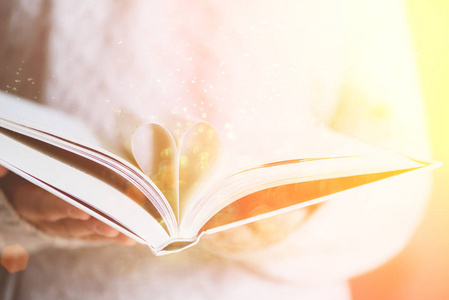 女孩的书背景图片