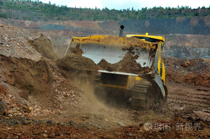 履带式装载机推土机挖掘机在采石场进行土方工程