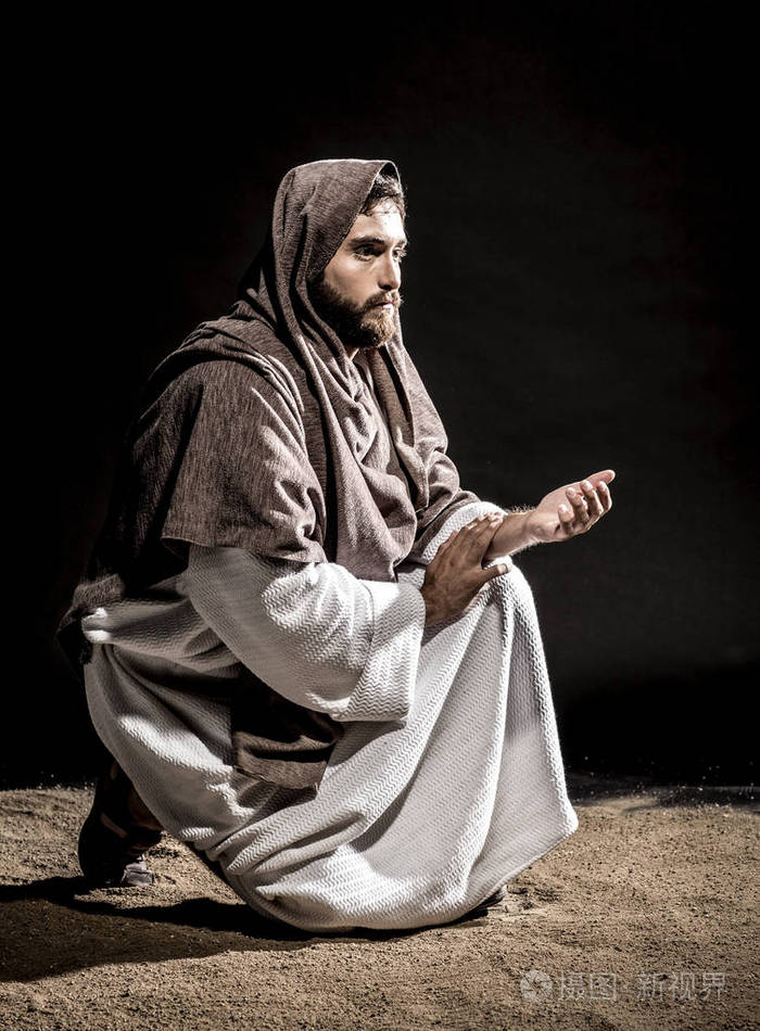 照片 耶稣基督祷告神奉献的面包和葡萄在漆黑黑的夜晚.黑色和白色.jpg