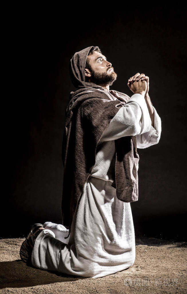 耶稣基督祷告神奉献的面包和葡萄在漆黑黑的夜晚黑色和白色