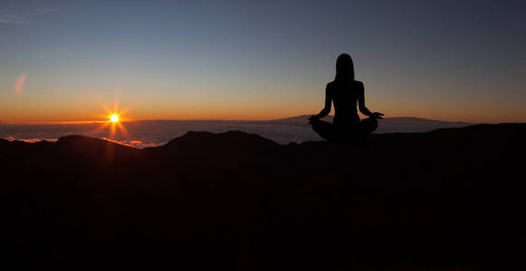 在夕阳的冥想的瑜伽 practicioner
