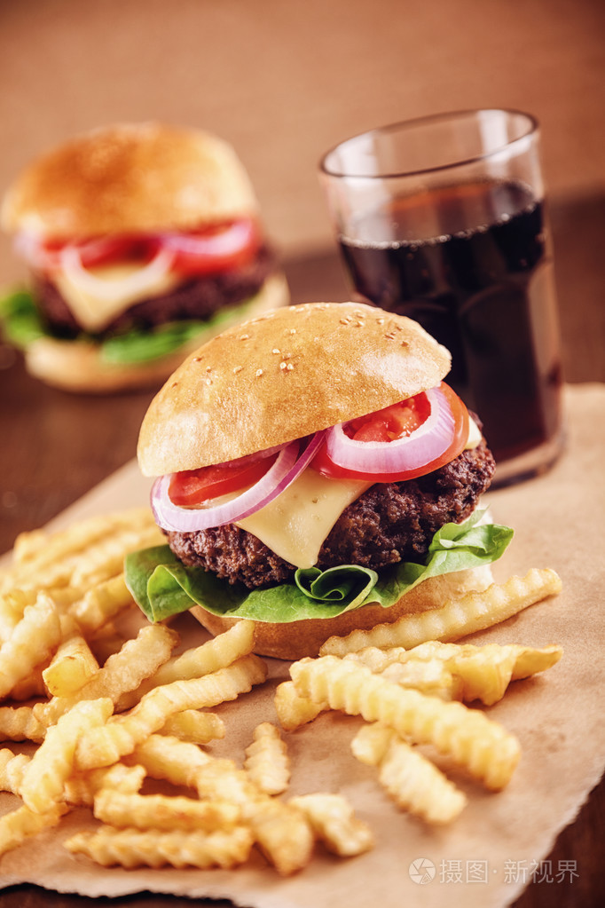 碎牛肉芝士汉堡配薯条和可乐