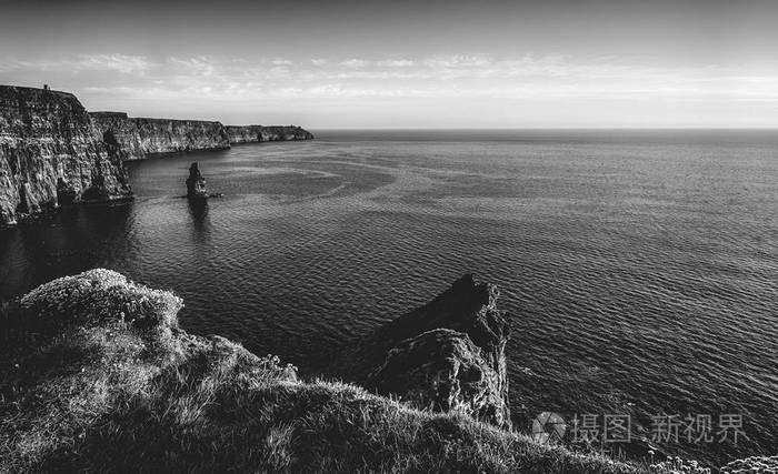 爱尔兰莫赫尔世界著名悬崖的黑白图片美丽的风景爱尔兰乡村沿狂放的大