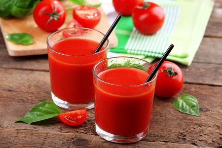 杯番茄汁在木桌子上，特写