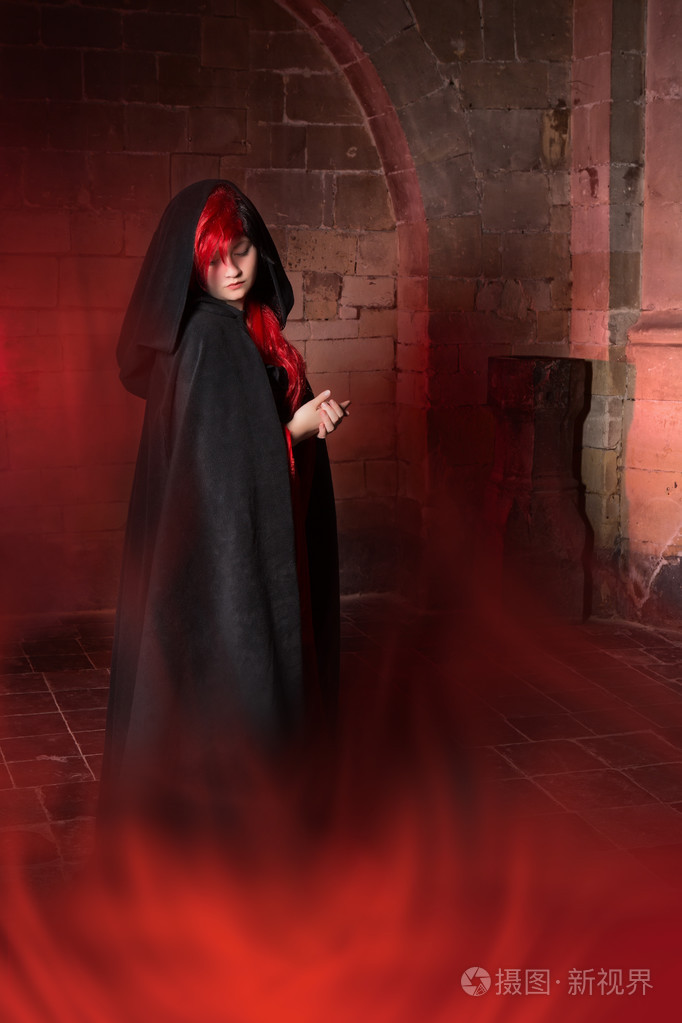 在雾中的吸血鬼照片-正版商用图片0bv3v4-摄图新视界