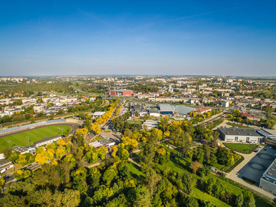 从鸟瞰图看城市景观。人民公园, 体育场和 Aleje Zygmuntowskie 从空中