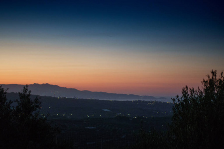 夕阳中的田野和山脉剪影, 克里特岛, 希腊