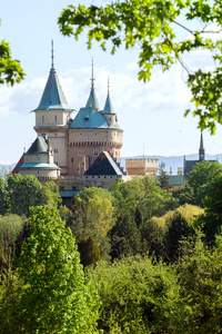 在树后面的 Bojnice 城堡
