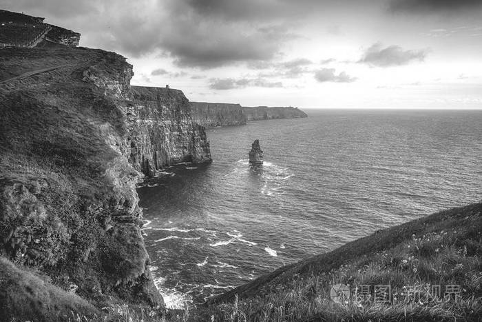 爱尔兰莫赫尔世界著名悬崖的黑白图片.