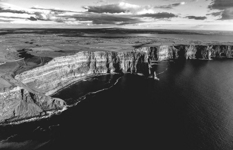 爱尔兰莫赫尔世界著名悬崖的黑白图片.
