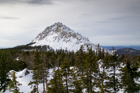 大雪的冬天景观与山峰