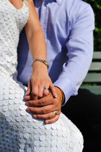 刚结婚。一对刚结婚的年轻夫妇的手指上的金戒指