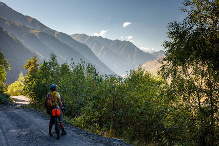 山地车手在 Tusheti 地区的高地旅行