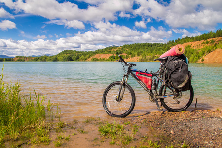 旅行自行车，湖岸上