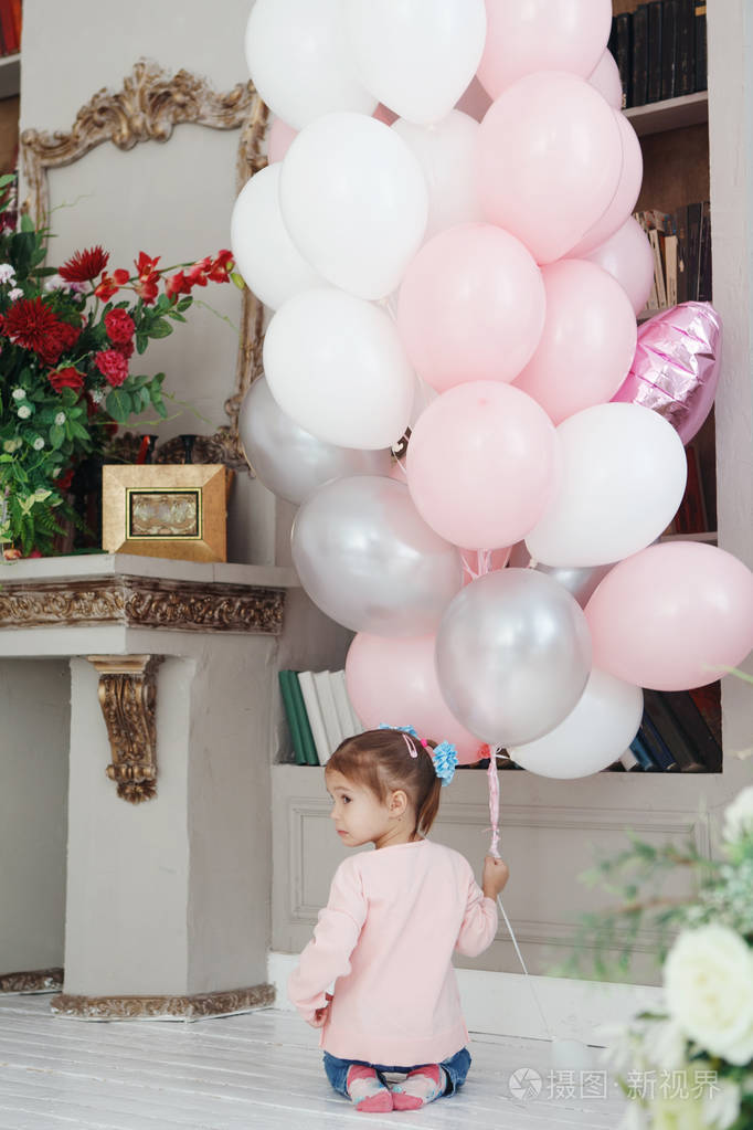 漂亮, 可爱的女孩在工作室与粉红色气球